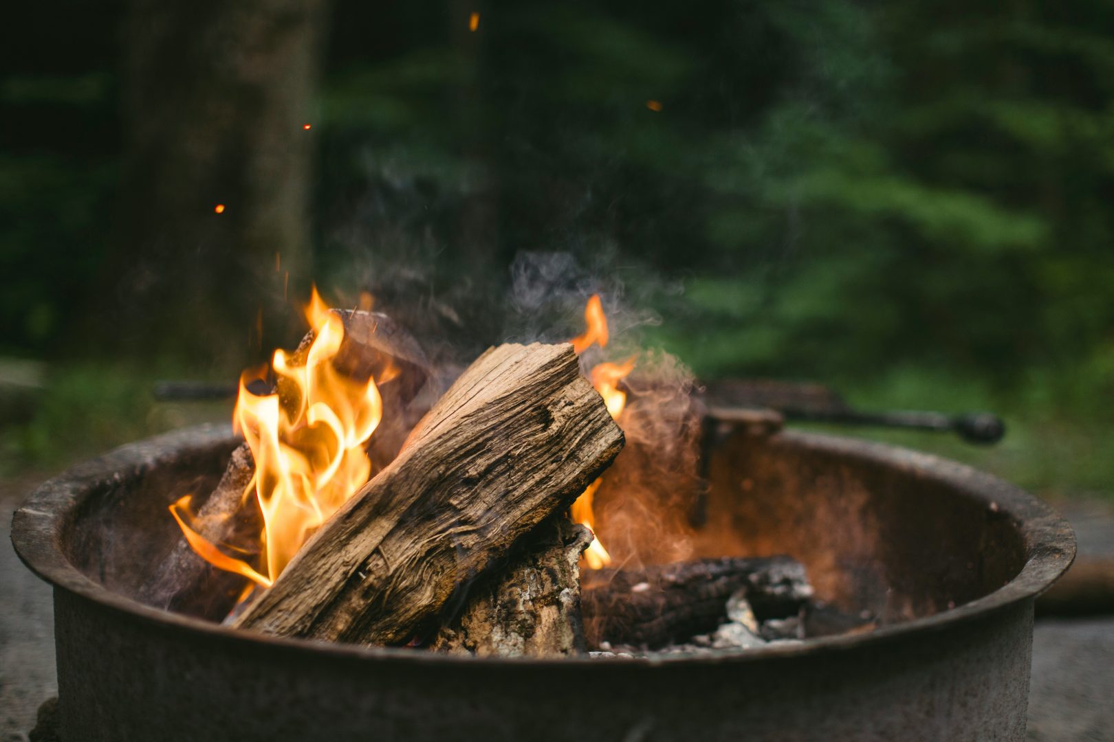 outdoor fire pit roya-ann-miller-Rdsc2L517iQ-unsplash